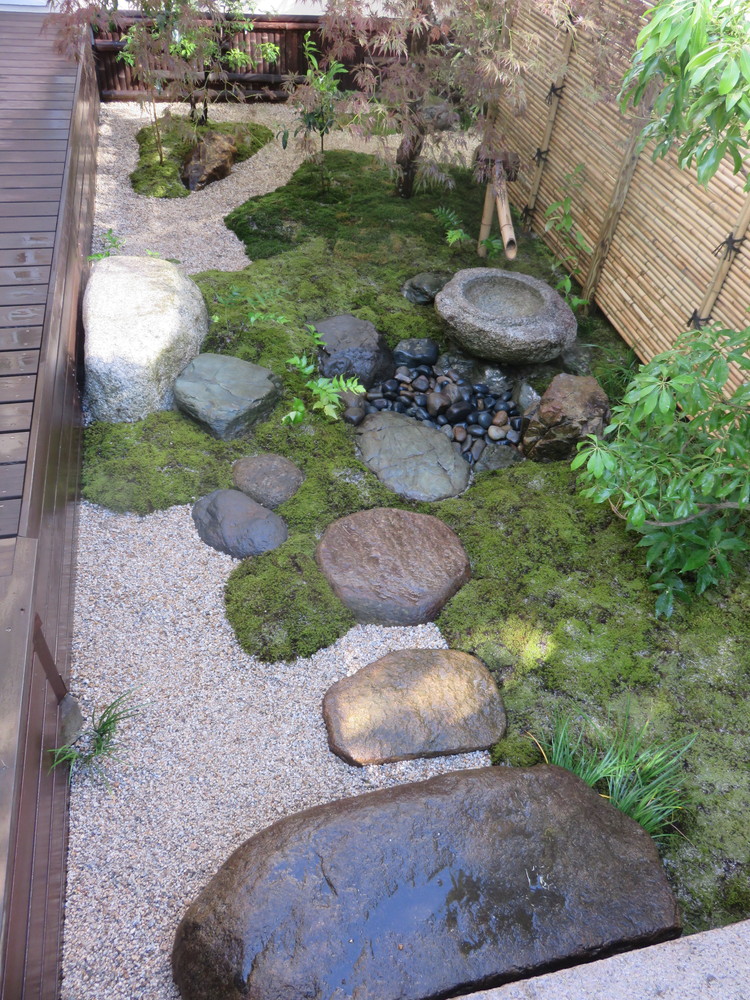 山を感じる雑木の庭